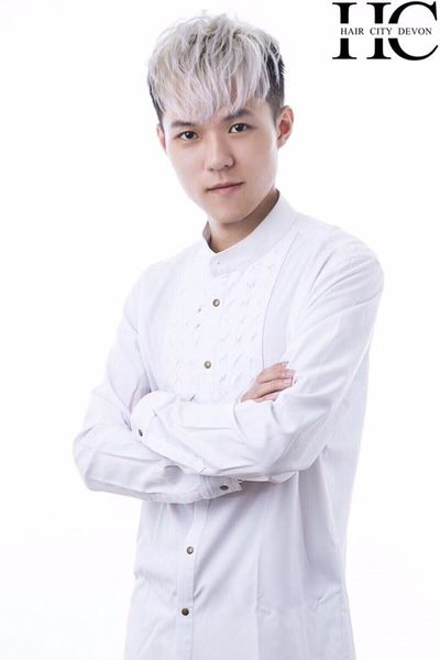 設計師-Devon老師 設計師Devon老師-台中接髮推薦